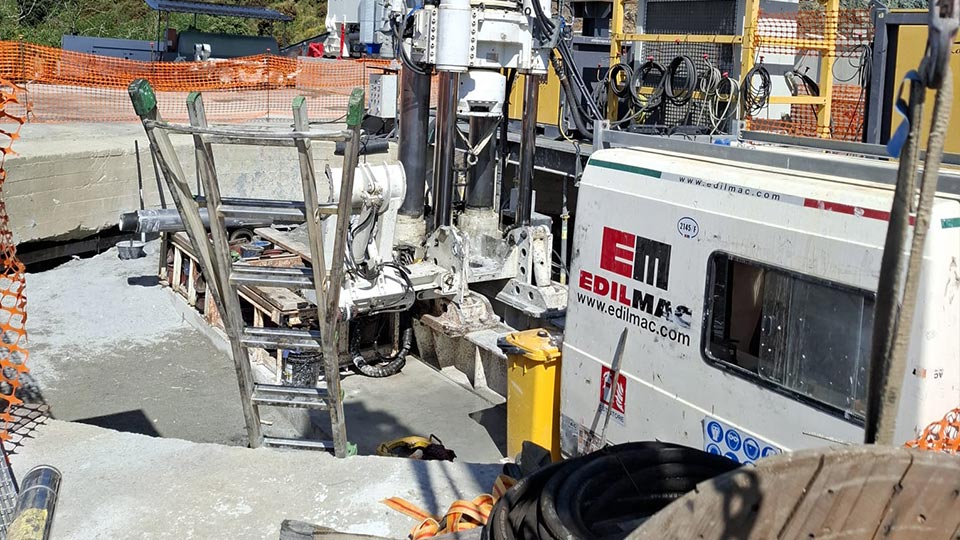 Pozzo di areazione, recupero delle aste di perforazione per eseguire il monitoraggio.